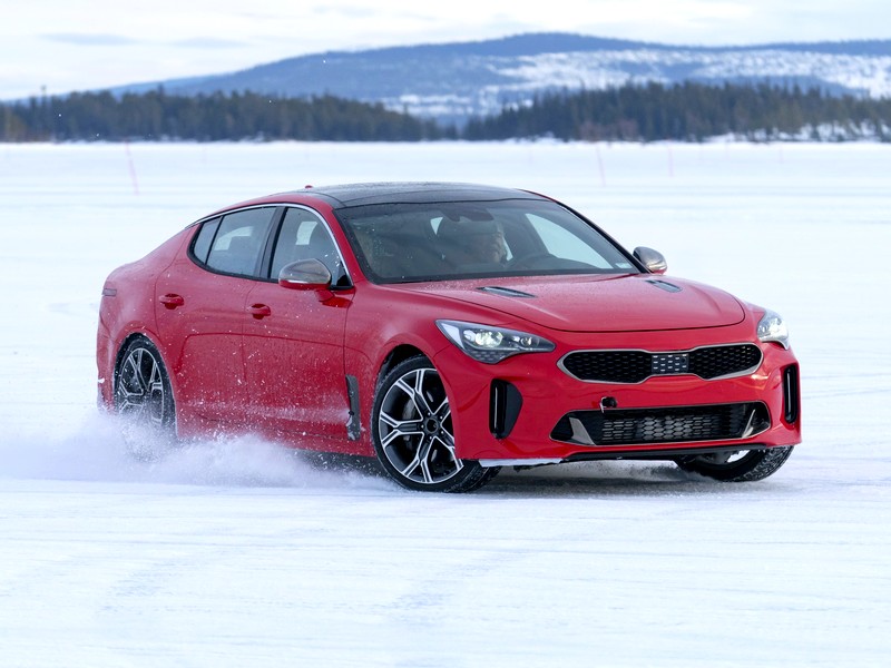 Kia Stinger na sněhu a ledu